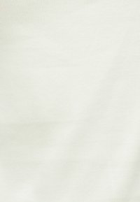 Sveže obarvan riban material z gladko teksturo. Tkanina prikazuje navpične črte po celotni površini, kar nakazuje na mehko in raztegljivo lastnost.