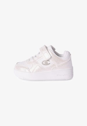 Witte en zilveren glitter kindersneaker met klittenbandsluiting, veters en dikke zool, met het Champion-logo op de zijkant en zool.