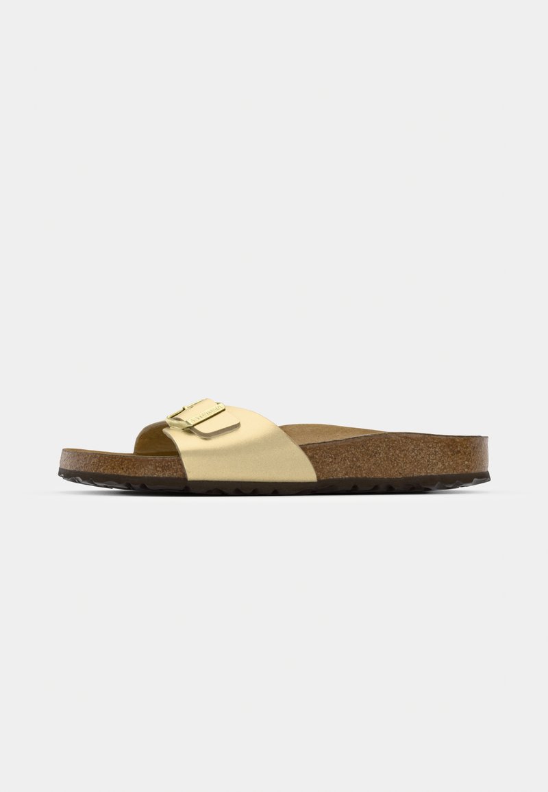 Goldfarbene synthetische Slide-Sandale mit einem einzigen Riemen und Schnallenakzent, ausgestattet mit einem braunen Korkfußbett und einer strukturierten Gummisohle.