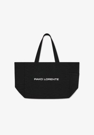 Czarna torba na ramię wykonana z trwałego materiału, z dwiema długimi rączkami i wyraźnym białym logo "PAKO LORENTE" z przodu.