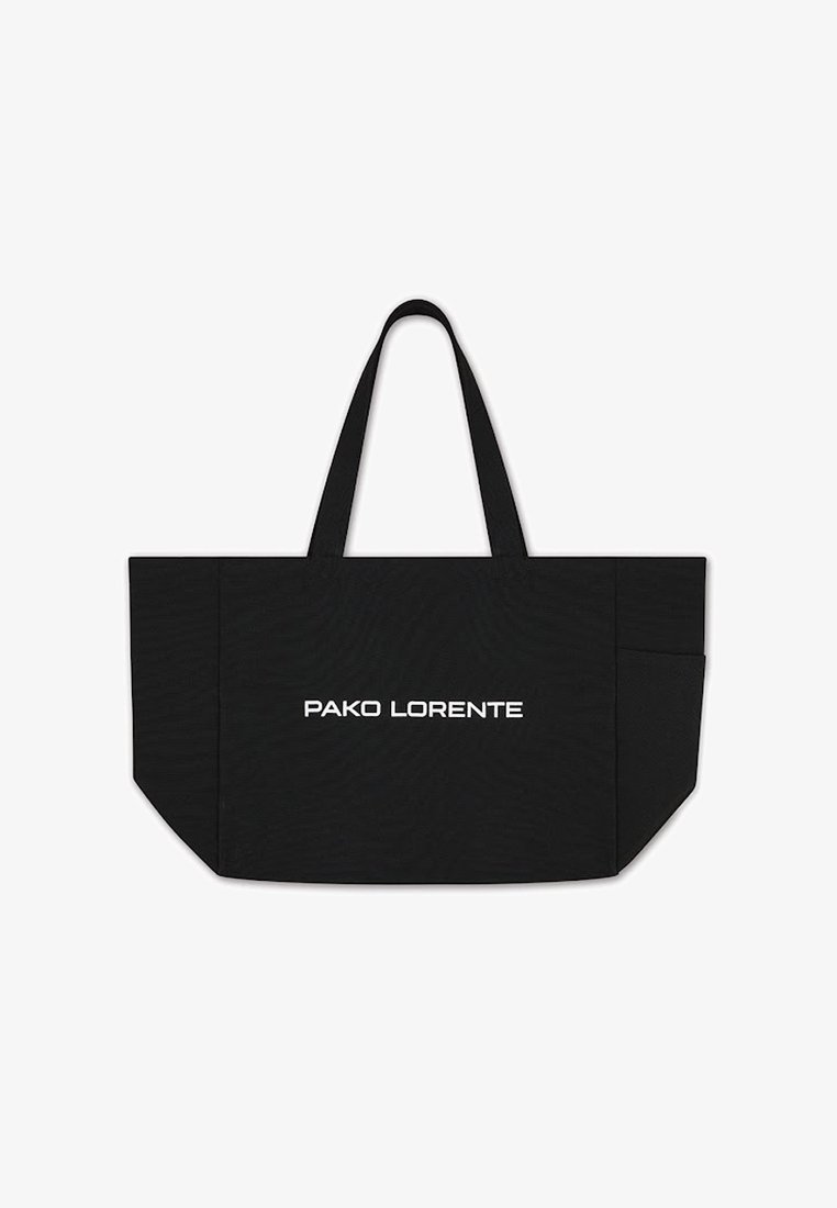 Czarna torba na ramię wykonana z trwałego materiału, z dwiema długimi rączkami i wyraźnym białym logo "PAKO LORENTE" z przodu.