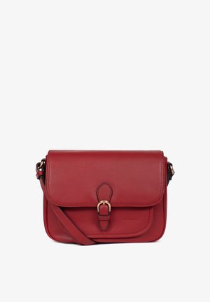 Rote Leder-Crossbody-Tasche mit Klappenverschluss und goldener Schnalle. Verfügt über eine glatte Oberfläche und einen abnehmbaren Trageriemen für vielseitige Verwendung.