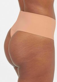 Spanx SPANXSUPERSMOOTH™ UNDIE-TECTABLE® THONG - String - canyon rose