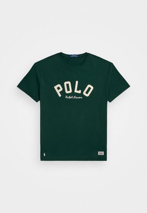 T-shirt vert foncé à manches courtes avec le texte "POLO Ralph Lauren" sur le devant et de petits logos près de l'ourlet et du col.