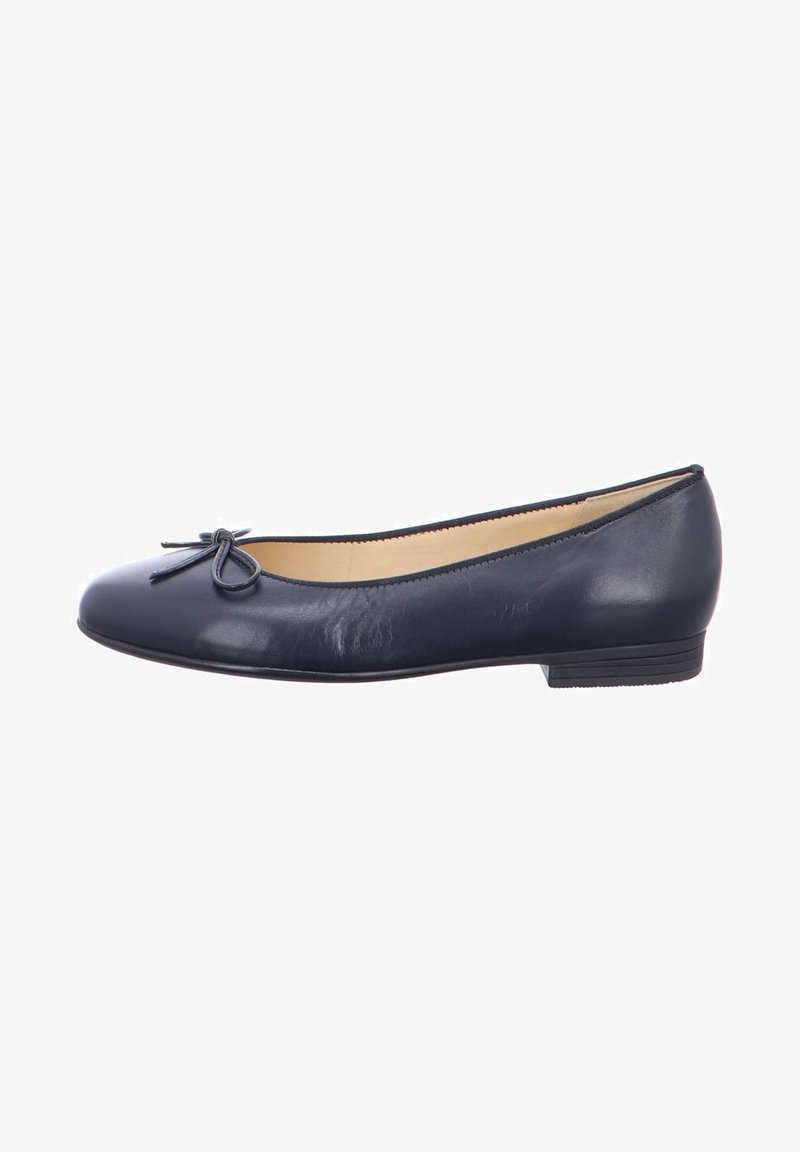 Ballerine in pelle blu navy con punta arrotondata, piccolo fiocco decorativo sulla tomaia, tacco basso e finitura liscia. L'interno presenta una fodera leggera.