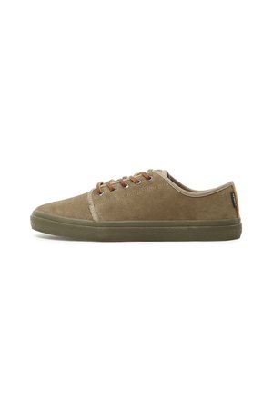 Olivgrüne Wildleder-Sneaker mit einem Niederprofil-Design, runder Zehenpartie und braunen Schnürsenkeln. Mit einer strukturierten Gummisohle und minimalistischem Branding.