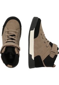 Baskets montantes avec une tige en suede beige, des accents noirs, une sangle Velcro, un bout rond, une semelle en caoutchouc texturée et des coutures contrastantes.