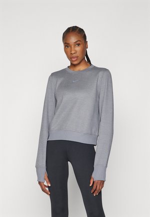 Grauer Pullover mit Rundhalsausschnitt und langen Ärmeln, ausgestattet mit einem ribbelten Saum und Bündchen. Kleines Nike-Logo in Blau auf der Brust.