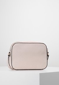 Borsa rettangolare rosa in materiale texturizzato con dettagli a disegno, bordo nero e tracolla regolabile. Dotata di chiusura con zip.