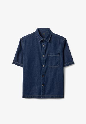 Donkerblauw denim blouse met korte mouwen, puntkraag, knopen aan de voorkant en een zak op de borst.