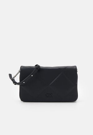 QUILT SHOULDER BAG - Axelremsväska - black