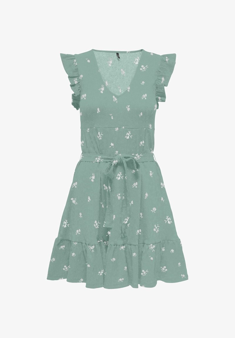 Robe sans manches vert sauge avec petit imprimé floral blanc, encolure en V, bords de manches à volants, ceinture à la taille et ourlet à volants superposés.