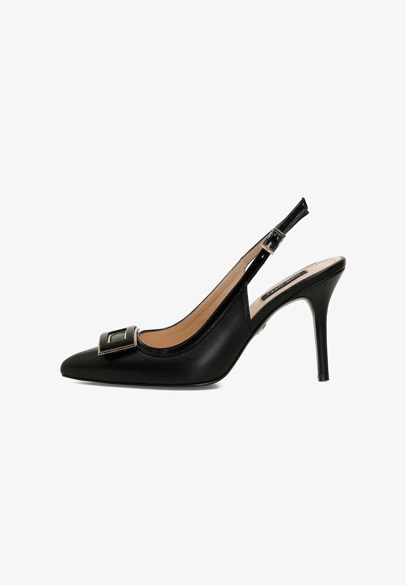Črne usnjene sandale s peto in špicastim nosom ter zornjim gumbom okrašenim z zlatimi detajli. Imajo ozko peto in gladko teksturo.