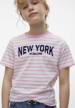 Camiseta de rayas en blanco y rosa claro, con la frase "NUEVA YORK ESTÁ LLAMANDO" en letras marinas, de mangas cortas y cuello redondo.