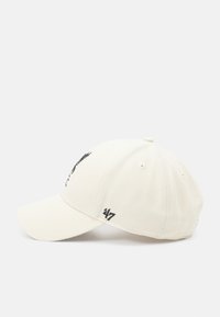 Casquette de baseball en coton blanc avec un design noir brodé et le logo '47' sur le côté. Présente une visière incurvée et une structure à six panneaux.