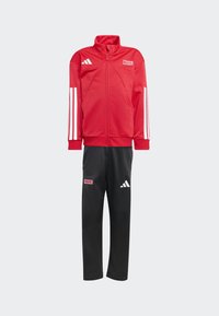 Rode trainingsoutfit bestaande uit een ritsjack met witte strepen en een Marvel-logo, gecombineerd met zwarte broek met een extra logo.