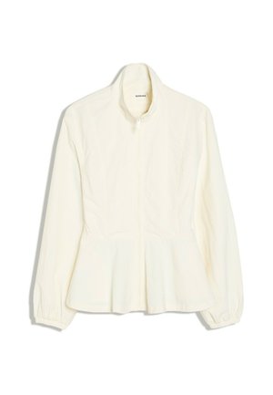 Weisse Langarm-Jacke mit Reißverschluss, Peplum-Saum und hohem Kragen, aus weichem Stoff, auf weißem Hintergrund dargestellt.