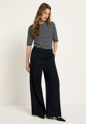 MIT WEITEM BEIN - Stoffhose - midnight