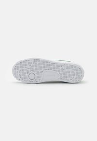 Lacoste BASESHOT 223 - Sporta apavi - dark green/white