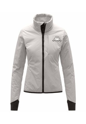 Giacca aderente grigio chiaro con colletto alto, cerniera frontale nera, polsini delle maniche neri e toppa logo bianca sul petto superiore sinistro.