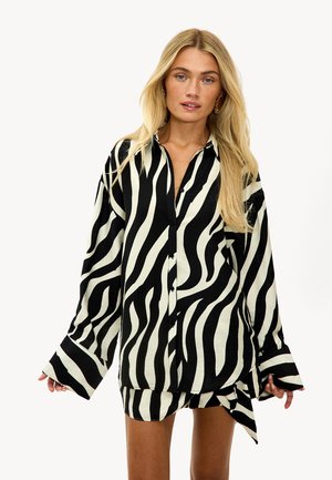 Zwart-wit gestreepte overhemd met lange mouwen en een zak, met een relaxte pasvorm en zachte, textuurstof.