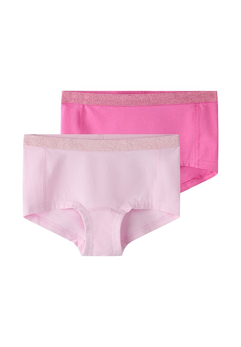 Dwie pary rozciągliwych bokserków z bawełny: jedna jasnoróżowa, druga jaskraworóżowa, obie z błyszczącymi elastycznymi paskami w talii i bezszwowym krojem.