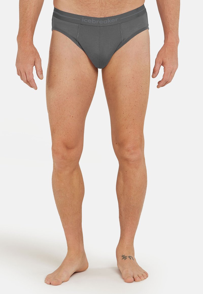 Graue Baumwollbriefs mit einem dehnbaren Bündchen, das mit dem "icebreaker"-Markenlogo versehen ist. Das Design ist enganliegend mit einer glatten Textur und minimalen Nähten.