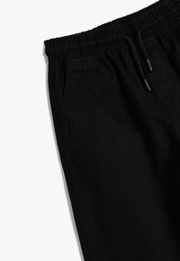 Zwarte sweatpants van katoen met een elastische tailleband, verstelbare trekkoord en zijzakken, met een gladde, effen textuur.