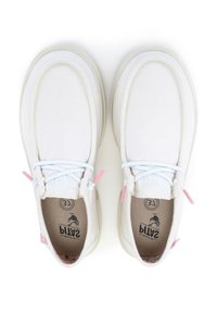 Zapatillas de lona blancas con una textura suave, forma redondeada, cordones acentuados en rosa y una plantilla impresa con un diseño gráfico.