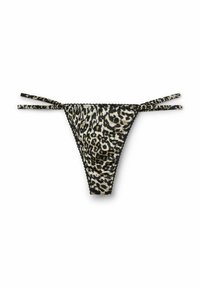 String léopard avec de fines sangles noires ajustables, en tissu lisse et avec des bords festonnés, présentant un motif animal audacieux.