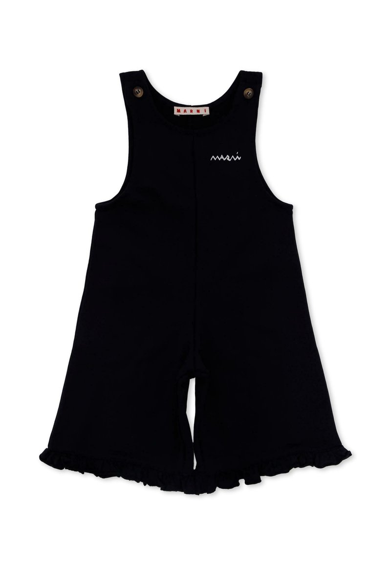 Combinaison noire sans manches en tissu doux, avec un col rond, des accents de boutons et des bords volantés au niveau des shorts.