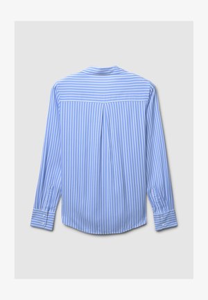 Camicia a maniche lunghe a righe blu chiaro, con una vestibilità rilassata, dotata di una piega sul retro, polsini con bottoni e colletto classico.