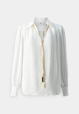 Blusa bianca con colletto, maniche arricciate e dettaglio della catena dorata. Tessuto liscio con design drappeggiato, dotata di un piccola etichetta.