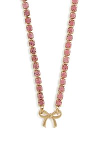Collier en dorure avec des cristaux carrés roses et un pendentif en forme de nœud au centre, présentant une texture lisse et un design élégant.