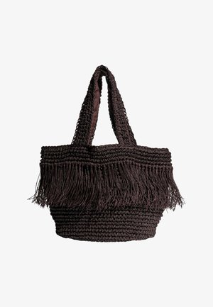 Bolso tejido de color marrón oscuro con asas anchas y detalles de flecos largos a lo largo del borde superior sobre un fondo blanco.