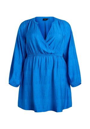 Sinine ümbriskleit pikkade varrukatega, tekstuurse kangaga, V-kaelusega ja volti sisse kogutud vöökohaga. Omadusteks on lõdva ja voolava lõikega siluett.