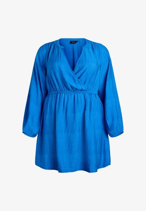 Blå omslagskjole med lange ærmer, tekstureret stof, V-udskæring og taljeret med rynker. Har en løs, flydende silhuet.