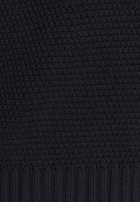 Tissu de pull noir tricoté avec un motif de tissage texturé et un ourlet côtelé, présentant une apparence lisse et douce.