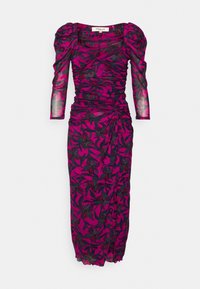 Lila och svart blommönstrad klänning med veckad textur, trekvarts genomskinliga ärmar, fyrkantig halsringning och slits på sidan vid fållen.