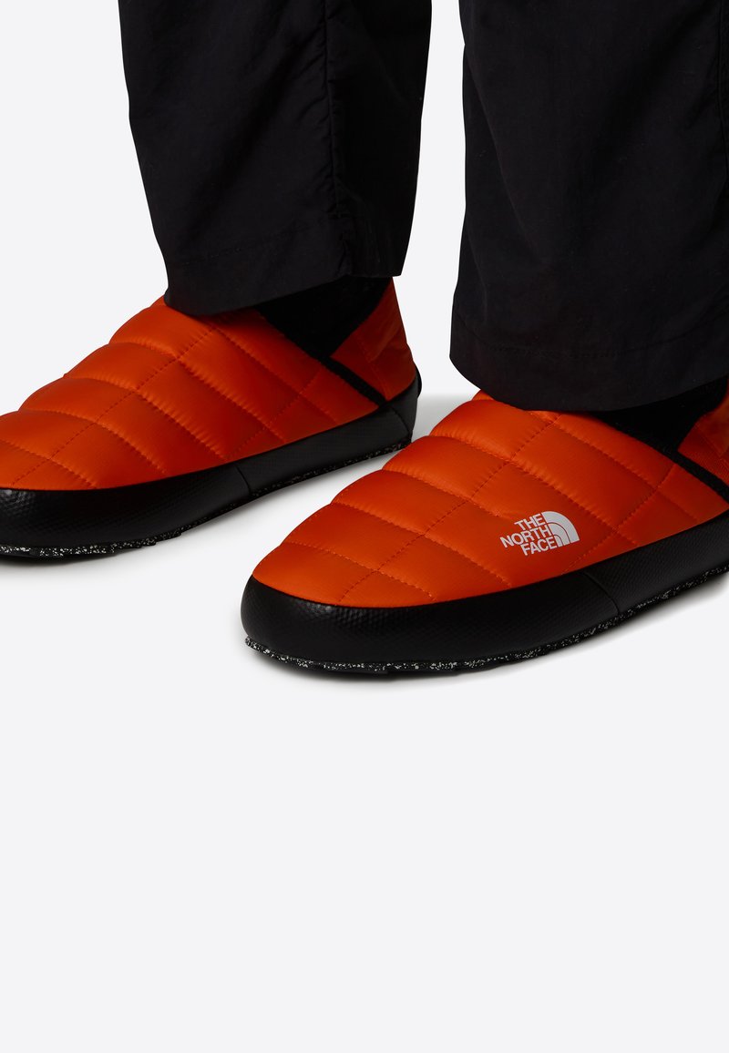 The North Face M THERMOBALL TRACTION MULE V - Pies de gato - tnf orange tnf white