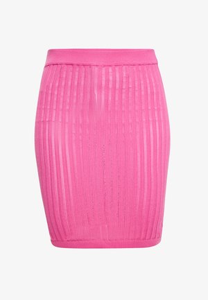 Rózsaszín bordás ceruzaszoknya rugalmas derékrésszel és testhezálló siluettel. Az anyagnak enyhe fényessége van, függőleges csíkokkal.