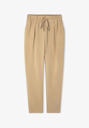 Beżowe spodnie z paskiem ściągającym w talii, plisowanym przodem i zwężanymi nogawkami. Wykonane z miękkiego materiału o gładkiej teksturze i bez widocznych wzorów.