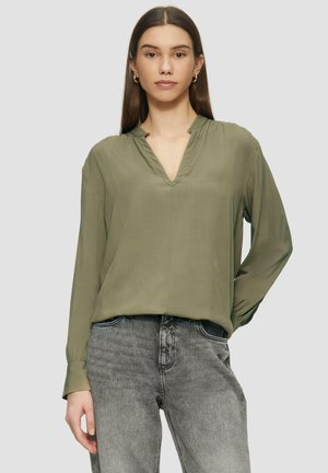 Olivgrüne Bluse mit langen Ärmeln und V-Ausschnitt. Glattes Material mit einer lockeren Passform, das eine leichte, fließende Textur aufweist.