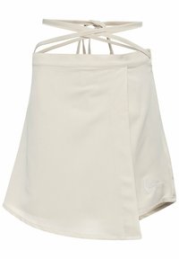 Falda beige con diseño envolvente, que presenta tiras cruzadas en la parte posterior. Tejido suave con una textura lisa y un sutil logo bordado.