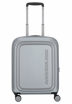 Zilveren harde koffer met een gestructureerd ontwerp, voorzien van een uittrekbare handgreep, 4 wielen en merklettering aan de voorkant.