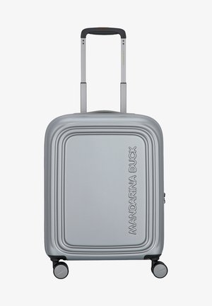 Zilveren harde koffer met een gestructureerd ontwerp, voorzien van een uittrekbare handgreep, 4 wielen en merklettering aan de voorkant.