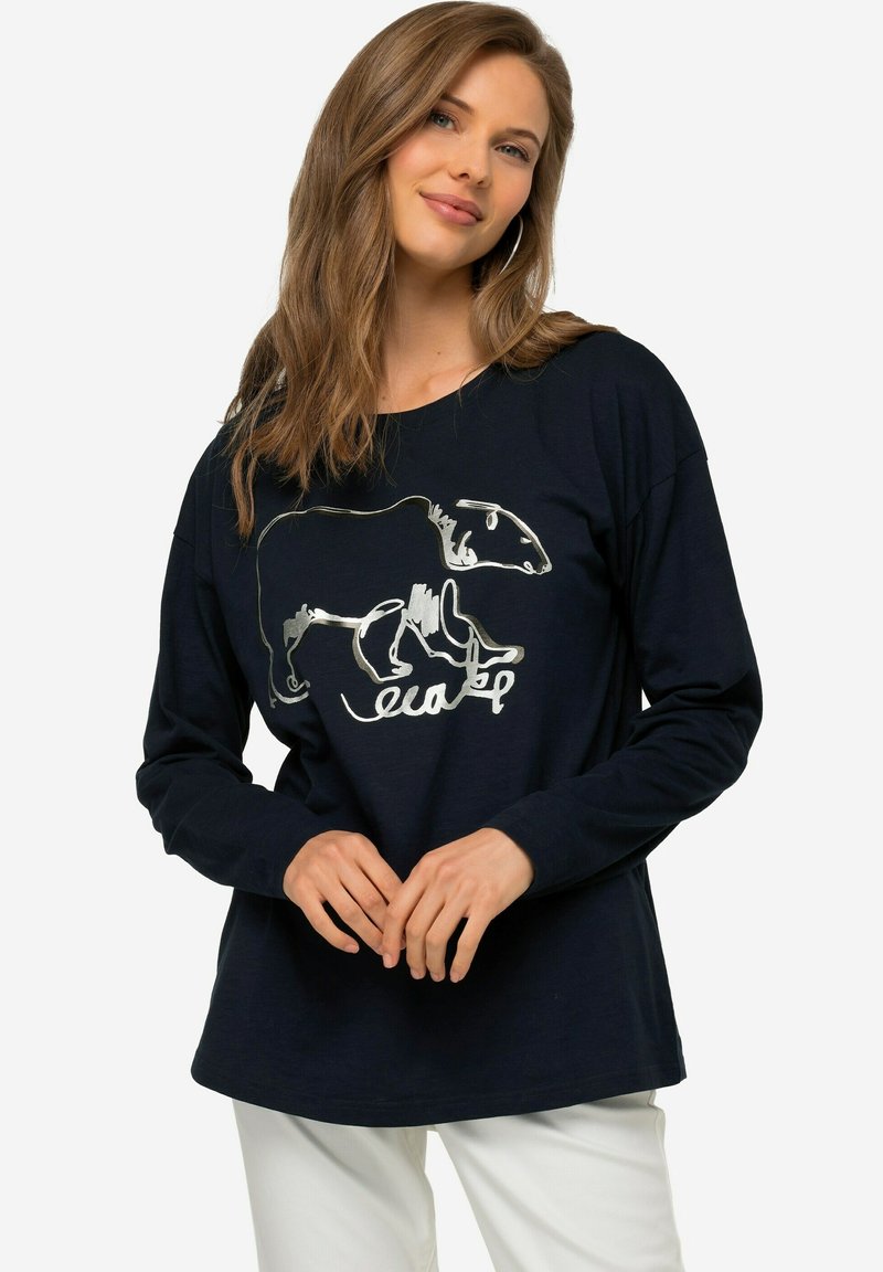 Granatowa koszula z długim rękawem z graficznym motywem zwierzęcia w kolorze srebrnym oraz tekstowym wzorem. Okrągły dekolt, miękka tkanina, luźny krój i proste wykończenie.