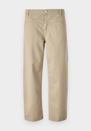 Beige bomullsbukser med rett ben design, som har en frontlukking med knapp og minimale sømdetaljer langs livet og lommene.