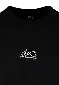 Sort t-shirt med et lille hvidt grafisk logo på venstre brystområde, rund halsudskæring og korte ærmer. Lavet af bomuldsstof.
