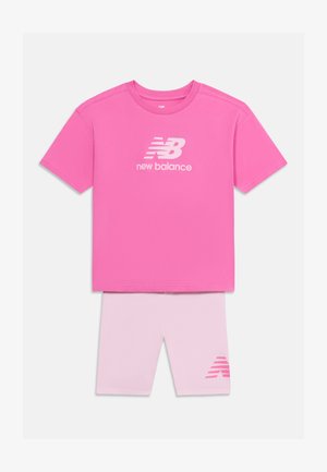 Felroze korte mouwen New Balance T-shirt gecombineerd met lichtroze short met een roze New Balance-logo.